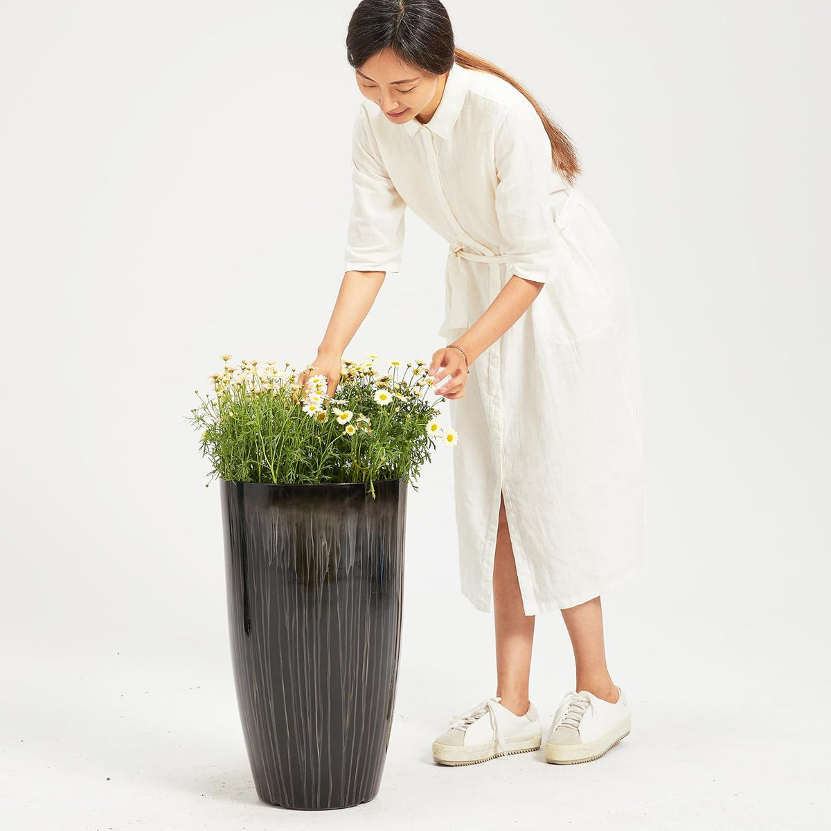 Worth Garden 23.5" H. Large Plastic Planters - Set of 2 Gradient Black Glossy Smooth Finish - Tall Plant Pots for Indoor & Outdoor Use - Decorative Lightweight Flower Pots for Front Porch, Patio, Deck