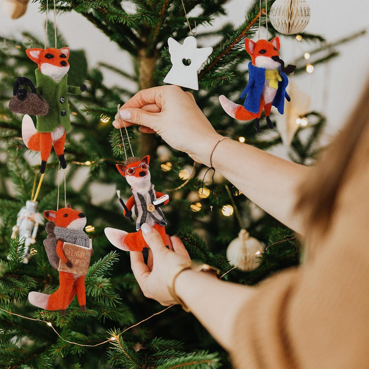 Set of 4 Christmas Felt Fox Ornaments, Mini Hanging Wool Mr. Foxes Fantastic Figurines, Tiered Tray Tabletop Decor, Animal Crafts Cute Xmas Tree Holiday Easter Gifts Home Office Party Supply